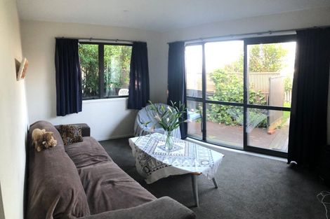 Photo of property in 29 Deverell Place, Northcross, Auckland, 0632