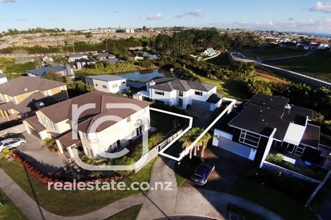 Photo of property in 16 Lakeridge Close, Northcross, Auckland, 0632