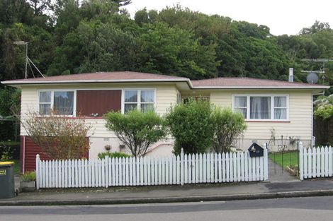 Photo of property in 22 Batchelor Street, Newlands, Wellington, 6037