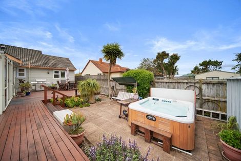 Photo of property in 10 Village Way, Ardmore, Papakura, 2582