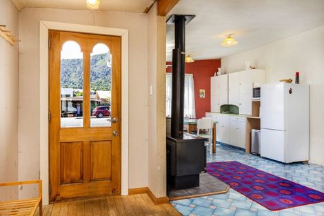 Photo of property in 65 Broadway, Picton, 7220