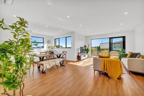 Photo of property in 8 Monstedt Terrace, Windsor Park, Auckland, 0632