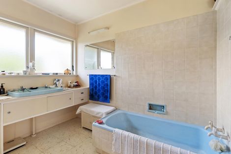 Photo of property in 40 Beach Road, Te Atatu Peninsula, Auckland, 0610