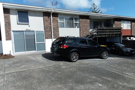 Photo of property in 2/4210a Great North Road, Glendene, Auckland, 0602