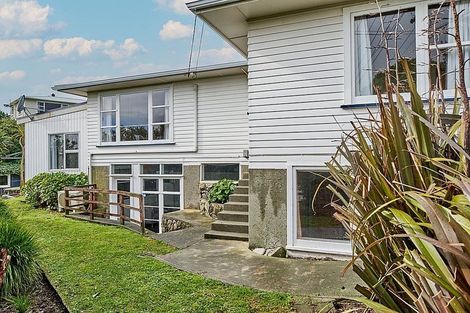 Photo of property in 85 Glanmire Road, Newlands, Wellington, 6037