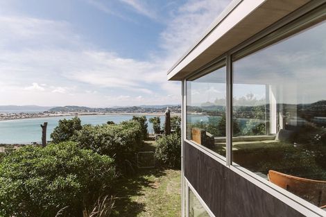 Photo of property in 15 Hungerford Road, Lyall Bay, Wellington, 6022