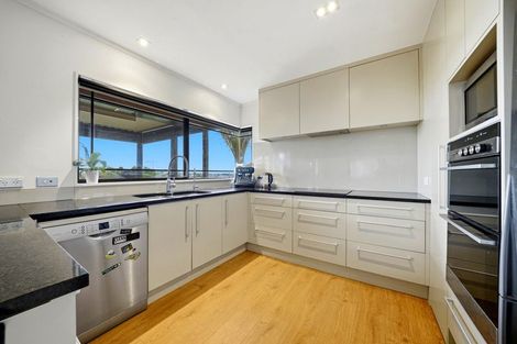 Photo of property in 2/121 Forrest Hill Road, Forrest Hill, Auckland, 0620