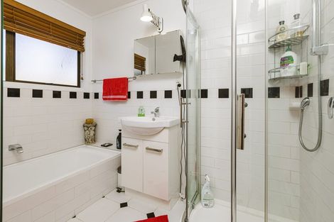 Photo of property in 4 Standish Place, Bayview, Auckland, 0629