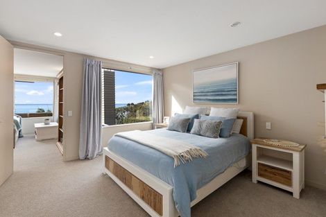 Photo of property in 12 Chelverton Terrace, Red Beach, 0932