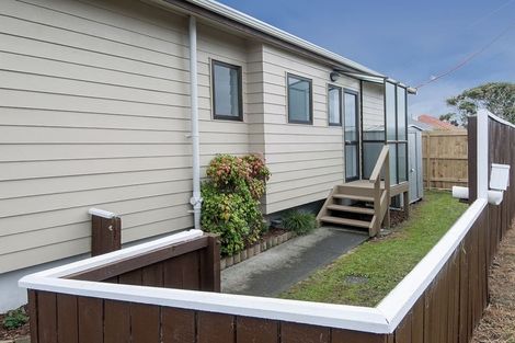 Photo of property in 2a Rixon Place, Te Atatu Peninsula, Auckland, 0610