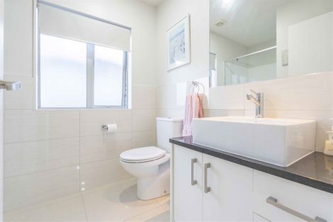Photo of property in 13 Bintulu Place, Fairview Heights, Auckland, 0632