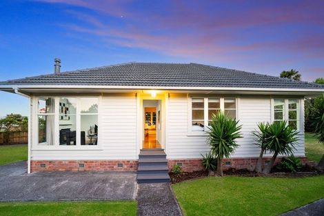 Photo of property in 18 Durham Street, Te Atatu Peninsula, Auckland, 0610