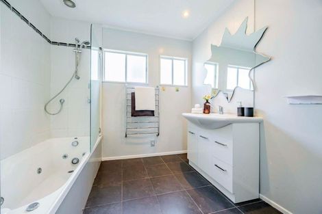 Photo of property in 2/28 Noeleen Street, Glenfield, Auckland, 0629