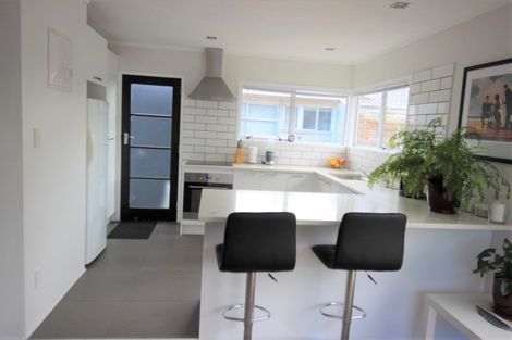 Photo of property in 2/5 Mannering Place, Hillcrest, Auckland, 0627