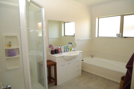 Photo of property in 127 Guildford Drive, Paraparaumu Beach, Paraparaumu, 5032