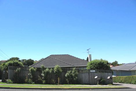 Photo of property in 2/1 Dallinghoe Crescent, Milford, Auckland, 0620