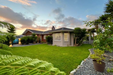 Photo of property in 15 Okarito Avenue, Levin, 5510