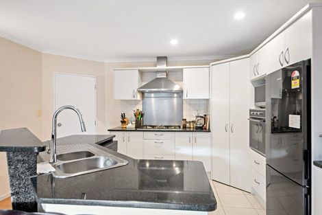 Photo of property in 11 Walter Haddrell Crescent, Flat Bush, Auckland, 2016