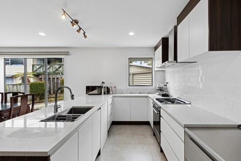 Photo of property in 3 Julia Place, Totara Vale, Auckland, 0629