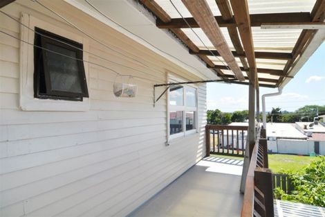 Photo of property in 2a Bamboo Grove, Kelston, Auckland, 0602