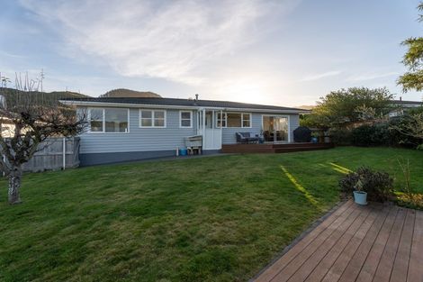 Photo of property in 2 Fitzwilliam Terrace, Tawa, Wellington, 5028