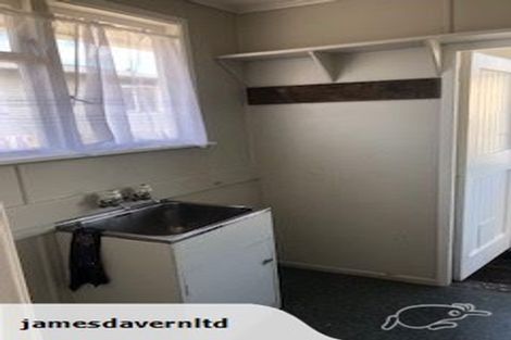 Photo of property in 6 Taipari Road, Te Atatu Peninsula, Auckland, 0610