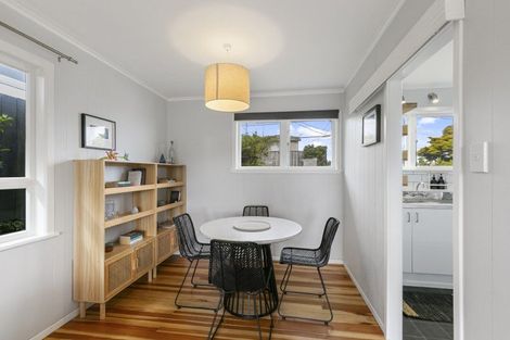 Photo of property in 49 Cotswold Crescent, Newlands, Wellington, 6037