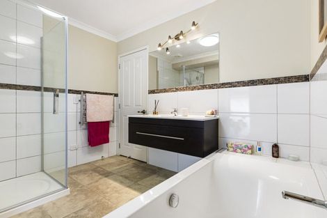 Photo of property in 2 Crabb Fields Lane, Riverhead, 0820