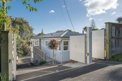 Photo of property in 5 Sea Vista Avenue, Beach Haven, Auckland, 0626
