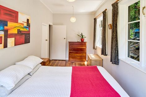 Photo of property in 1 Victory Crescent, Tawa, Wellington, 5028