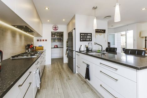 Photo of property in 4 Standish Place, Bayview, Auckland, 0629