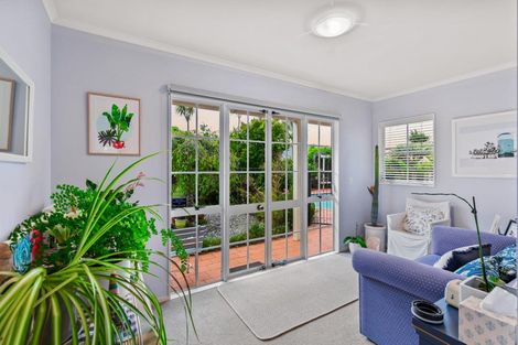Photo of property in 32 Cherub Place, West Harbour, Auckland, 0618