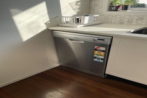 Photo of property in 28 Harbour View Road, Te Atatu Peninsula, Auckland, 0610