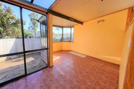 Photo of property in 62 Divich Avenue, Te Atatu South, Auckland, 0610