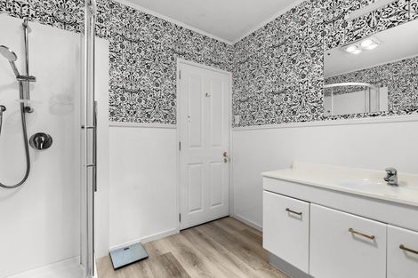 Photo of property in 2/12 Ambury Place, Merrilands, New Plymouth, 4312