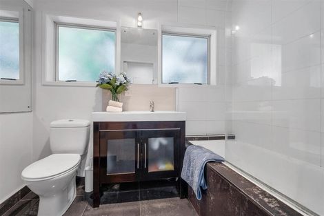 Photo of property in 2/3 Barron Drive, Green Bay, Auckland, 0604