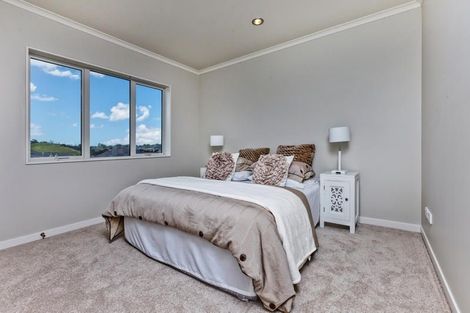 Photo of property in 70 Huntington Park Drive, Greenhithe, Auckland, 0632