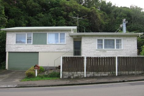 Photo of property in 24 Batchelor Street, Newlands, Wellington, 6037