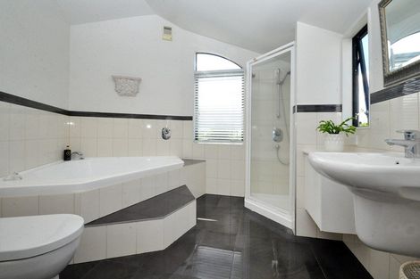 Photo of property in 1/8 Tui Glen Road, Birkenhead, Auckland, 0626