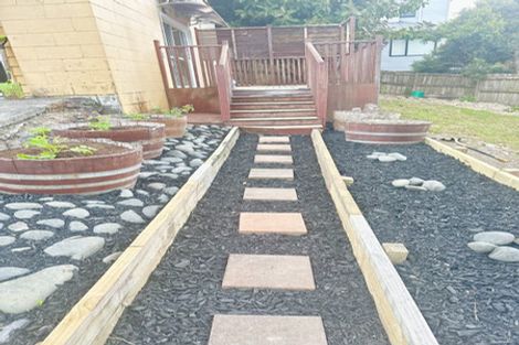 Photo of property in 2/59 Pupuke Road, Birkenhead, Auckland, 0627