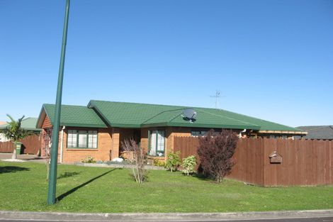 Photo of property in 2 Belleek Close, Weymouth, Auckland, 2103