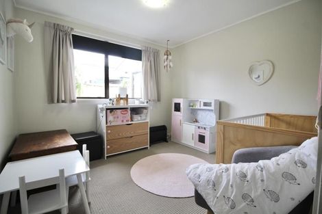 Photo of property in 1/8 Louise Place, West Harbour, Auckland, 0618