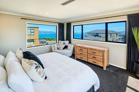 Photo of property in 12 Boeing Way, Newlands, Wellington, 6037