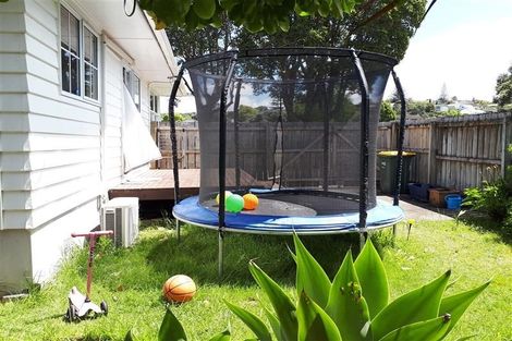 Photo of property in 2/46 Trinidad Road, Sunnynook, Auckland, 0620