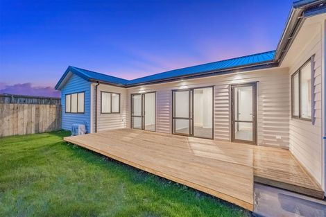 Photo of property in 17 Mcindoe Road, Kumeu, 0810