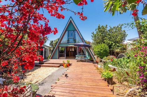 Photo of property in 10 Hastings Street, Waikanae Beach, Waikanae, 5036