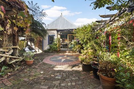 Photo of property in 102 Derwent Street, Island Bay, Wellington, 6023