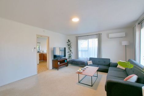 Photo of property in 2/13 Frank Evans Place, Henderson, Auckland, 0610