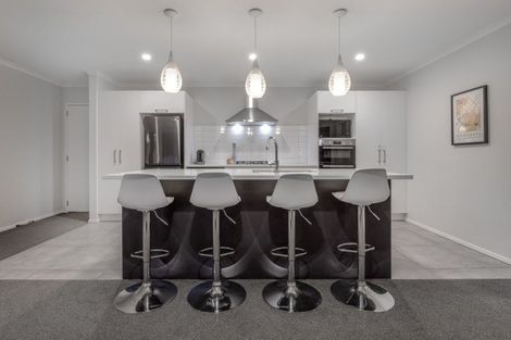 Photo of property in 2 Roundhouse Close, Whitby, Porirua, 5024