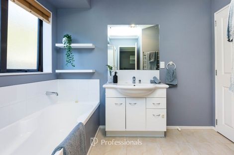 Photo of property in 17 Aragon Grove, Kingsley Heights, Upper Hutt, 5018